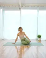 Here are a few side plank variations to work your obliques 💪

Try these in one of our Open Level Mat classes offered throughout the week at our studio 1 location! 

#obliqueworkout 
#pilatesmatclass 
#pilatesstudio 
#astoriapilates 
#pilatesnyc